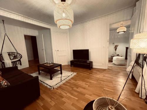 Chic Apartment on the famous shopping Rue du Faubourg Saint-Honoré street, Париж