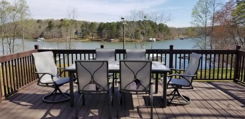 Pine Haven Lake front home /w Dock in Murrayville, USA