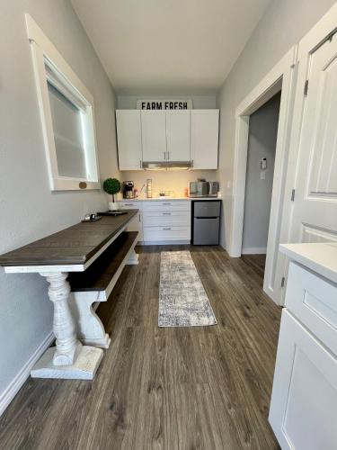 Konyha, Country Suite Apartment near Lake Fork with Stocked Pond and Walking Trails in Emory (TX)
