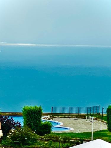 Royal Apartment Sea view by Kaliakria in คาวาร์นา