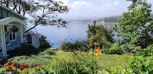 A szálláshely kívülről, Oceanfront Garden Cottage - Gateway to Attractions and Towns, Private Cove Mooring in Western Shore