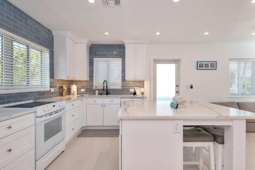 Art Deco Pool house mile and a half to beach Pets Welcome in Lake Worth, USA