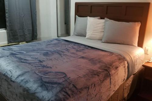 Hotel 2 Queen Beds Hotel Room 201 Wi-Fi Hot Tub Booking in Stillwater, USA
