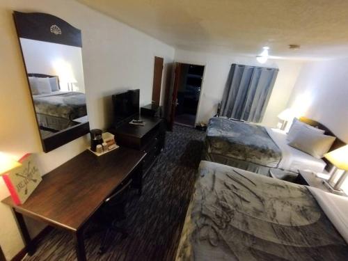 Hotel 2 Queen Beds Hotel Room 201 Wi-Fi Hot Tub Booking in Stillwater, USA