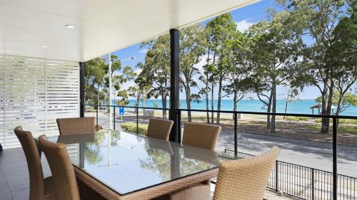 Waterfront Retreat with room for a boat - Welsby Pde, Bongaree