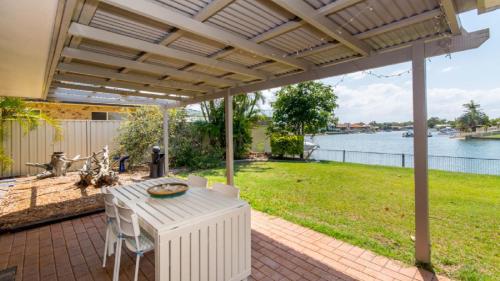 . Lowset home on the canal - Dolphin Dr, Bongaree