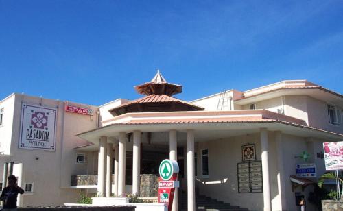 Lovely apartment in Flic en Flac, close to the beach and all amenities.