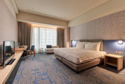 Deluxe Double Room image 6