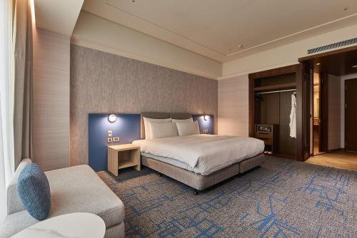 Deluxe Double Room image 7