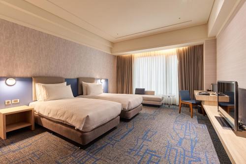 Deluxe Twin Room image 6