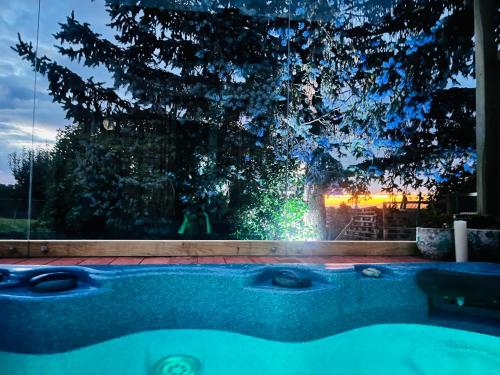 La k abane jacuzzi extérieur chauffée piscine de saison totalement privatisé chambre d'hôte Val-de-Virieu