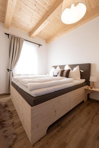 1 queen bed, 1 sofa bed