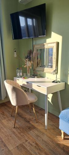Deluxe Double or Twin Room with Balcony image 10