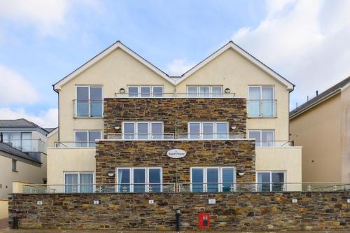 The Beach House & Porth Sands Apartments - image 4