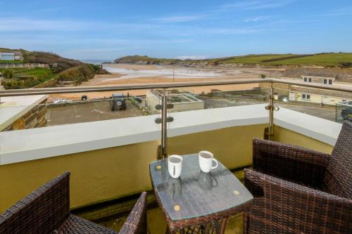 balkong/terrass, The Beach House & Porth Sands Apartments in Newquay vid vattnet