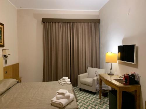 Economy Twin Room image 5