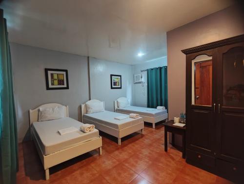 3 twin beds