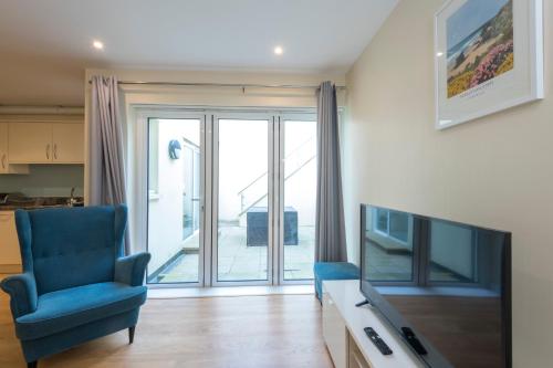 The Beach House & Porth Sands Apartments in Newquay vid vattnet