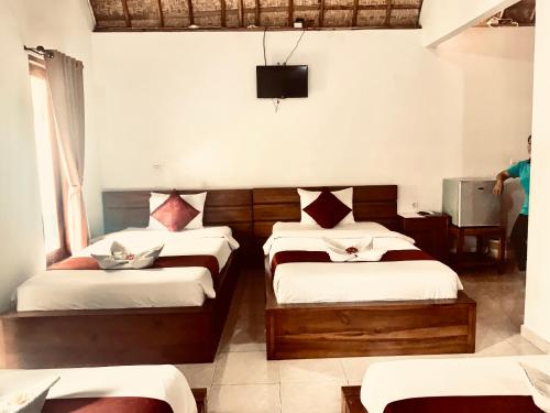 4 twin beds