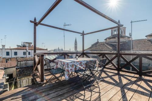 GuestHost - San Marco vista sui tetti veneziani Apartment, Venice
