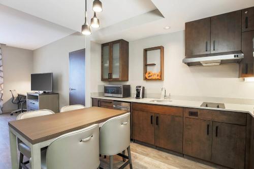 2 Bedroom Suite