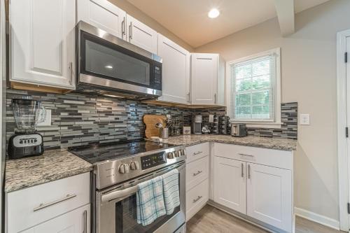 Kitchen, Spacious 3BR/2.5BA Cozy Fireside Home in Marietta in Smyrna (GA)
