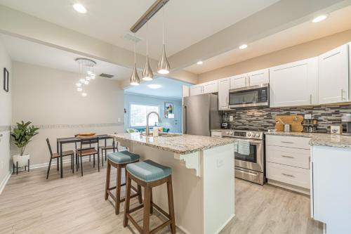 Kitchen, Spacious 3BR/2.5BA Cozy Fireside Home in Marietta in Smyrna (GA)