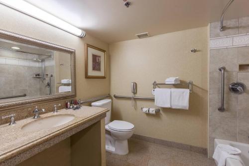 Bathroom, Sacramento Marriott Rancho Cordova in Rancho Cordova (CA)