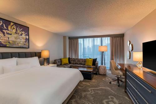 Deluxe, Guest room, 1 King, High floor image 4