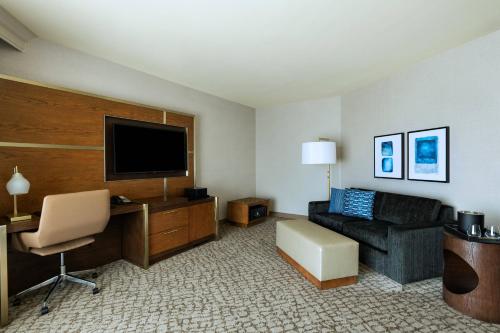 Executive Room, Larger Guest room, 1 King, Sofa bed