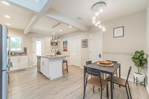 Kitchen, Spacious 3BR/2.5BA Cozy Fireside Home in Marietta in Smyrna (GA)