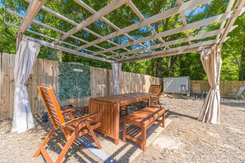 Facilities, Spacious 3BR/2.5BA Cozy Fireside Home in Marietta in Smyrna (GA)