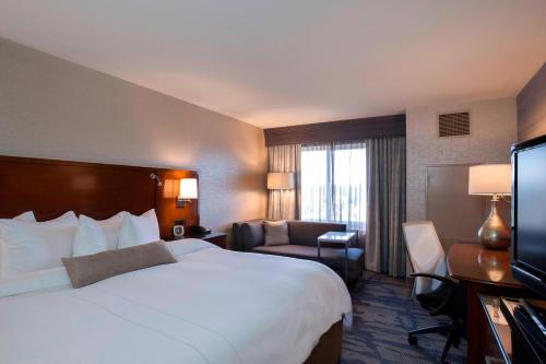 Rochester Airport Marriott - image 2