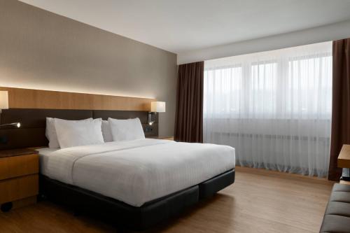 Standard Guest Room with King Bed and Mountain View