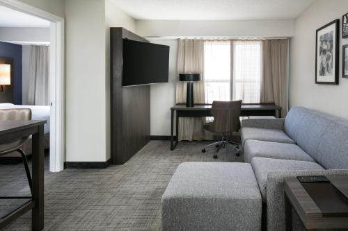 1 queen bed, 1 sofa bed