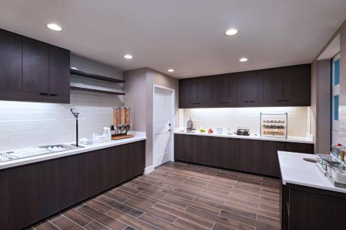 餐飲選擇, Residence Inn by Marriott New Brunswick Tower Center Blvd. in 東布倫斯威克 (NJ)