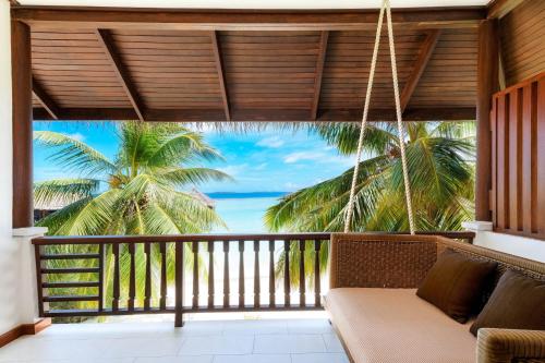 Deluxe King Room with Beach View image 2