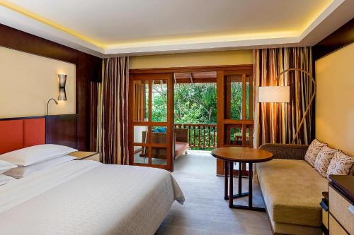 Deluxe King Room with Island View image 3