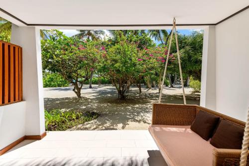 Deluxe King Room with Island View image 2