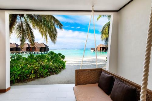 Deluxe King Room with Beach View image 3