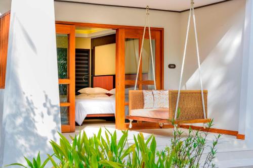 Deluxe Double Room with Two Double Beds and Island View image 3