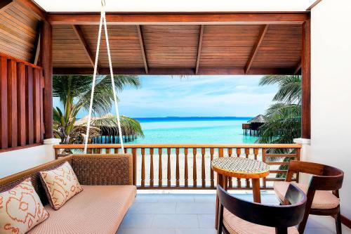 Deluxe King Room with Beach View image 5