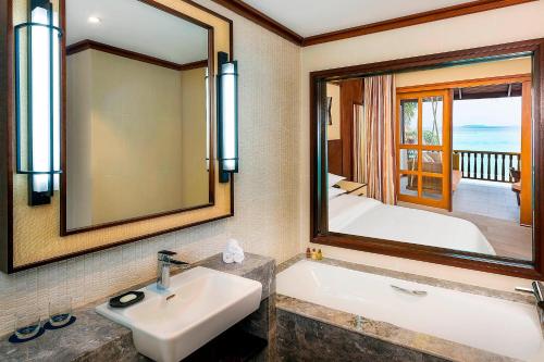 Deluxe King Room with Island View image 5