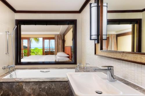 Deluxe King Room with Beach View image 8