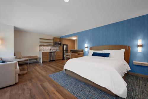 1 king bed, 1 sofa bed
