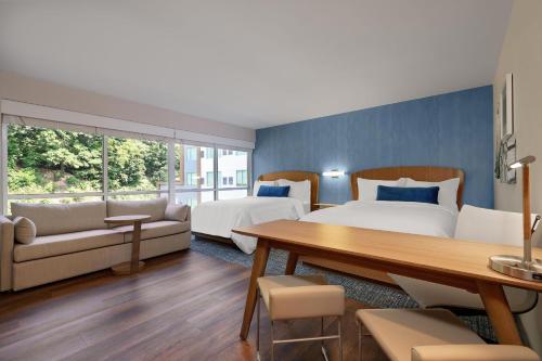 2 queen beds, 1 sofa bed