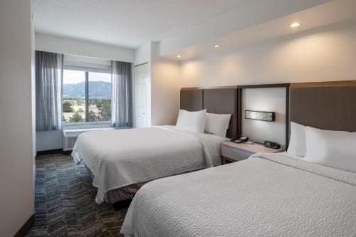 2 queen beds