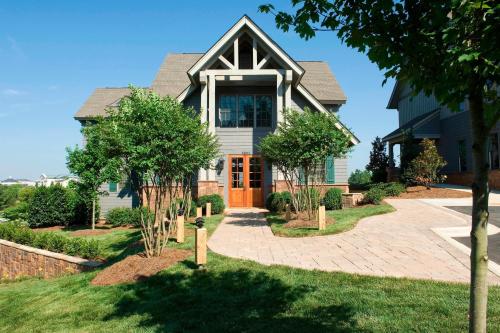 Four-Bedroom Cottage with Balcony and Fireplace