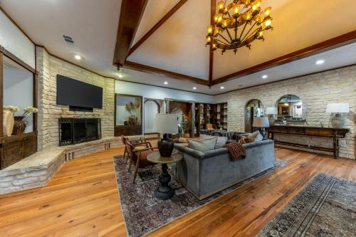 Magnificent 90-acre Texas Ranch Estate On San Marcos River - 5 Bedrooms - Newly Renovated & Professionally Furnished 9t Ranch By Boutiq