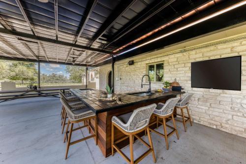 Magnificent 90-acre Texas Ranch Estate On San Marcos River - 5 Bedrooms - Newly Renovated & Professionally Furnished 9t Ranch By Boutiq